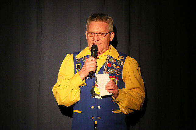 Sigi Burgermeister als Ansager in der Mühlhofer Narrenparade 2019.