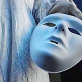 Die geforderte Nummerierung der vermummten Teilnehmer stand übrigens auf der Unterseite des Kinns der Gesichtsmasken.
