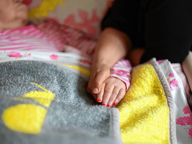 Der Nagellack gehört zum Programm, das machen hier die Pfleger. „Bei den Pflegern weiß ich, dass sie sich bemühen“, sagt ...