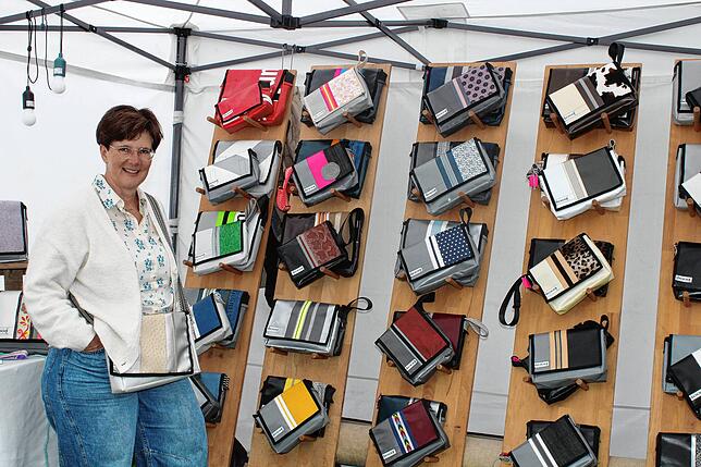 Daniela Boog präsentiert selbst gefertigte Taschen in unterschiedlichen Formaten.