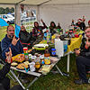 Die "Pommesgabel" zum Gruß beim Frühstück zeigen diese Camper aus dem Bodenseereaum. Der Metalacker gehört für die festivalerfahrene ...