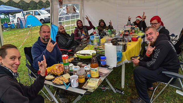 Die "Pommesgabel" zum Gruß beim Frühstück zeigen diese Camper aus dem Bodenseereaum. Der Metalacker gehört für die festivalerfahrene ...