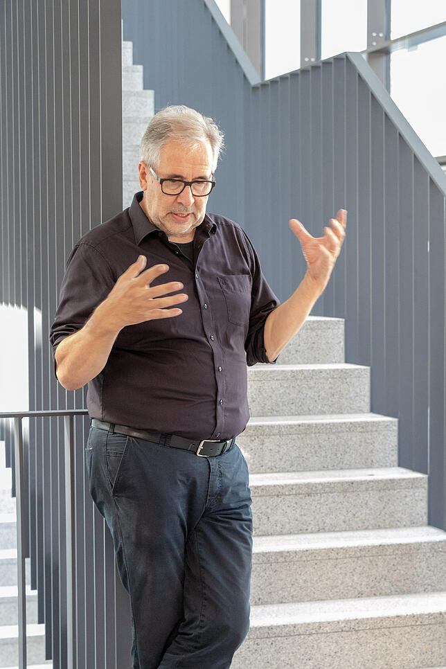 Architekt Gerold Müller erklärte im Foyer, wie es zum Zusammenschluss der vier Architekten gekommen war.