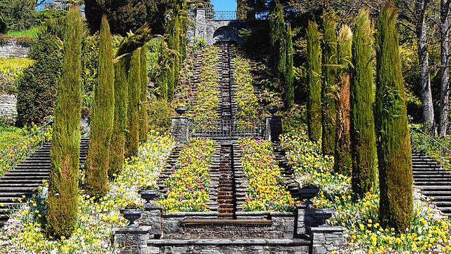 Die italienische Blumen-Wassertreppe ist hergerichtet.