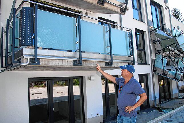 Dieser Balkon auf der Rückseite des Gebäudes in der Vogtgasse in Blumberg blieb weitgehend unbeschädigt und könnte benutzt werden zeigt ...