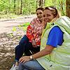 Nicole Termöllen und Karen Kläsner (von links) machen Pause auf einer der 36 Bänke im Lorettowald, die nicht abgebaut sind. 30 Stück ...