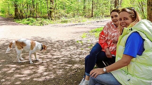 Nicole Termöllen und Karen Kläsner (von links) machen Pause auf einer der 36 Bänke im Lorettowald, die nicht abgebaut sind. 30 Stück ...