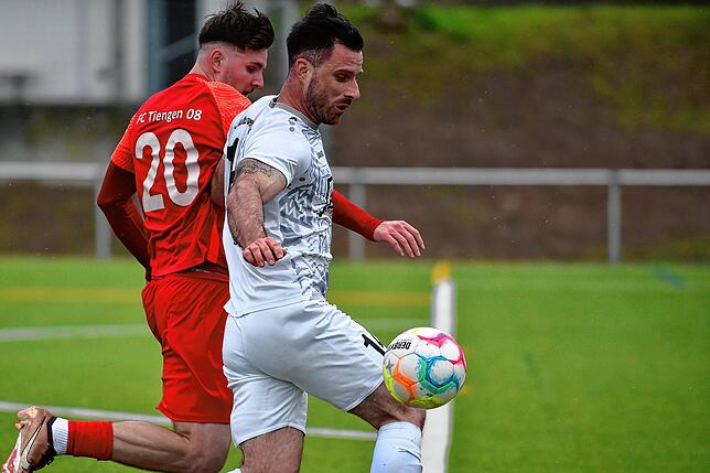 Zweikampfstark: Innenverteidiger Deniz Ortancioglu (links) liebt das 1:1-Duell mit dem Gegner, wie hier in der vergangenen Saison gegen ...
