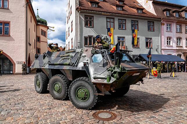 Auf einem Panzertransportwagen nimmt Kompaniechef Wendroth Abschied von der Truppe.