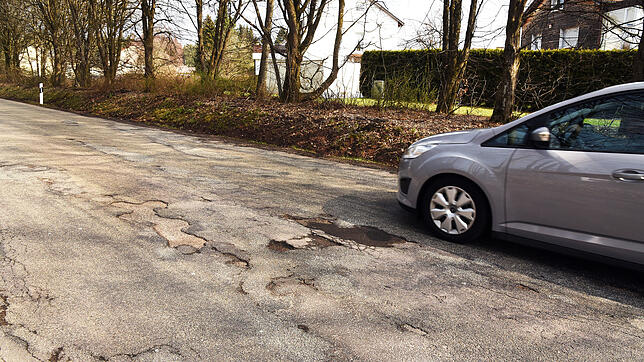 Die Peterzeller Straße ist eine der acht Straßen, die im Mai mittels Dünnschichtasphalt auf Vordermann gebracht werden soll.