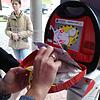 Der Defibrillator hängt in der Sparkassenfiliale in Schwörstadt.