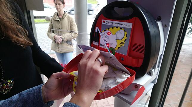 Der Defibrillator hängt in der Sparkassenfiliale in Schwörstadt.