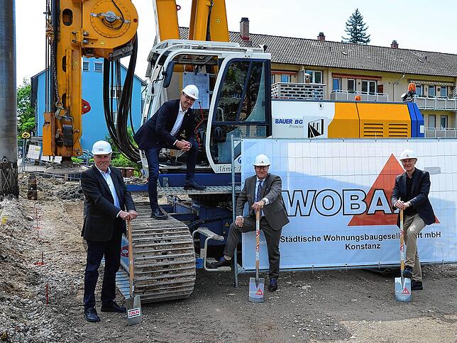 Spatenstich an der Wollmatinger Straße: (v.l.) Joachim Dannecker (Züblin), OB Uli Burchardt, Jens-Uwe Götsch (Wobak) und Bürgermeister ...