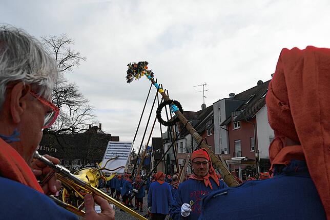 Bild 5: Und jetzt steht der Narrenbaum: Die Bilder vom Nachmittag des Schmutzigen Dunschdig in Singen
