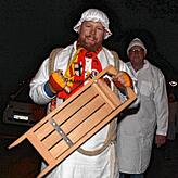 Raus aus den Betten! Die Straßenfasnacht beginnt! Bastian Trejtnar ist mit einer Riesenrätsche im Stadtteil Paradies unterwegs. Für ihn ...