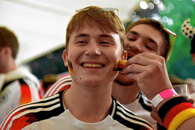 Ein Fan bekommt Matchbemalung aufgelegt.