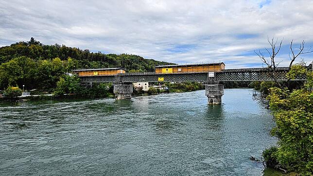Die Asbestfunde und die damit verbundenen Folgen behindern die Sanierung der Eisenbahnbrücke zwischen Waldshut und Koblenz seit einem ...