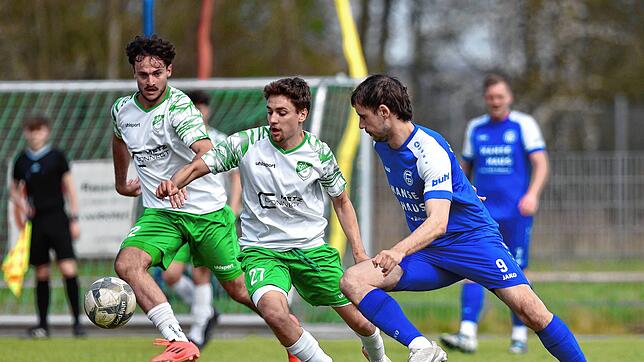 Die DJK Donaueschingen (Lars Ganzhorn, links) unterlag dem FC Radolfzell (Max Chrobik) mit 1:4.