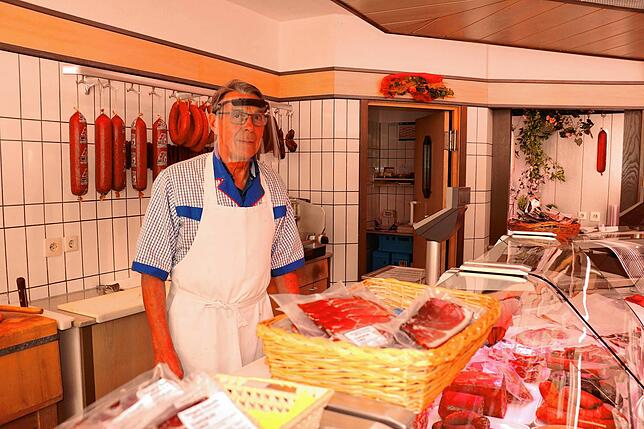 Metzgermeister Rupert Rostenstihl in seinem Laden.