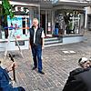 Privates Ständchen für Rainer Schey (Mitte): Die Musiker Rupert Leger (links) und Rainer Ruf von der Dixiland-Formation &bdquo;Die ...