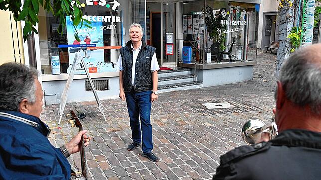 Privates Ständchen für Rainer Schey (Mitte): Die Musiker Rupert Leger (links) und Rainer Ruf von der Dixiland-Formation &bdquo;Die ...