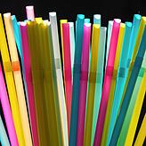 Strohhalme aus Plastik in allen Farben. Da sie achtlos in der Umwelt landen und unnötig viel Müll produziert wird, werden sie nicht mehr ...