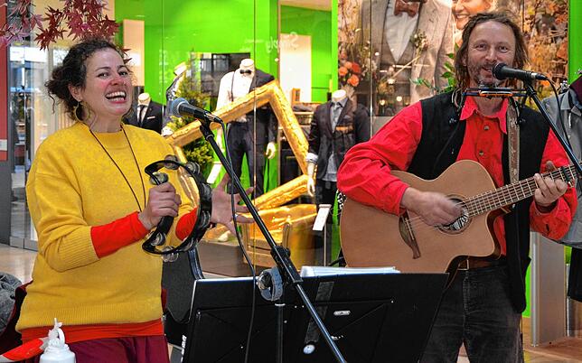 Kerstin Hesse und Thomas Linder sorgen im Einkaufszentrum Proma für gute Stimmung. Auch sie zählen zu den von Lucie Fieber nach Markdorf ...
