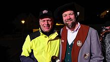 Ortsvorsteher Martin Frank (links) empfängt ganz früh am Morgen Narrenvater Pascal Bochenek.