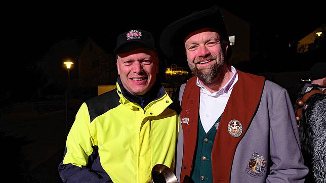 Ortsvorsteher Martin Frank (links) empfängt ganz früh am Morgen Narrenvater Pascal Bochenek.