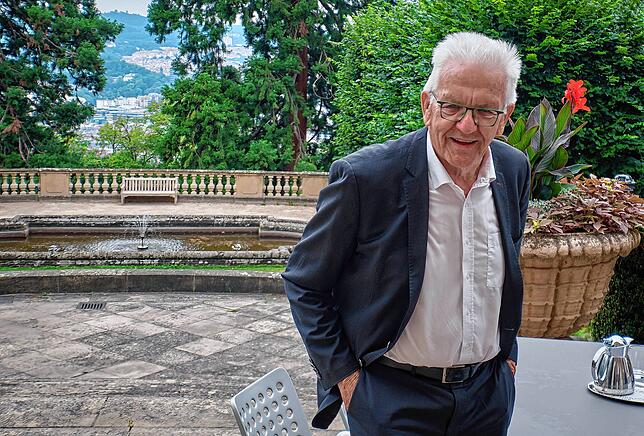 Winfried Kretschmann auf der Terrasse der Villa Reitzenstein in Stuttgart. Von hier oben schaut man entspannt in den Stuttgarter Kessel.