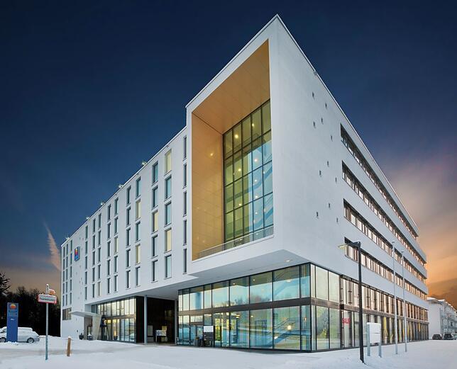Auch im benachbarten Friedrichshafen gibt es mehrere Häuser, die von Hotelketten betrieben werden, darunter auch das Comfort Hotel in ...