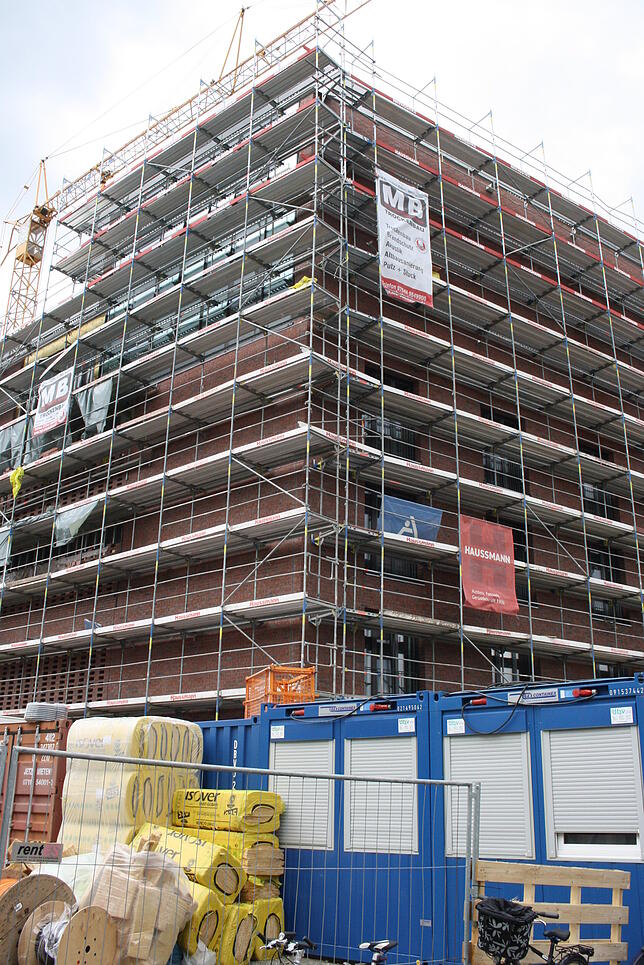 So stellt sich das neue Rathaus mit der Klinkerfassade von außen dar.