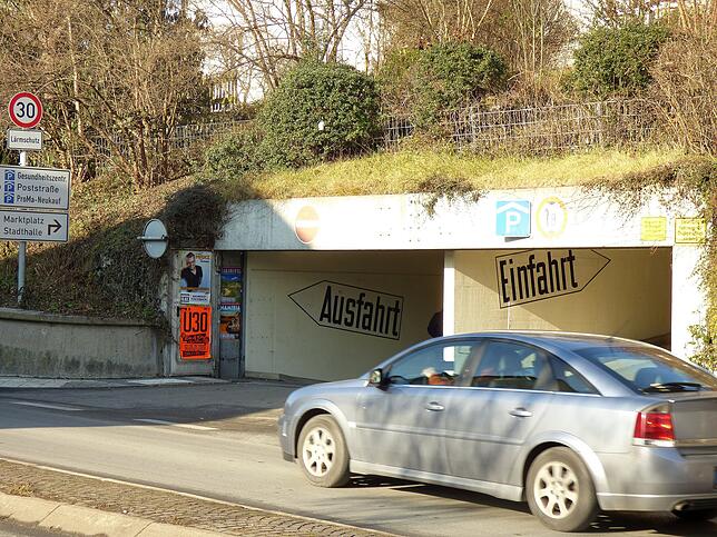 Wenige Meter vom Rathaus entfernt wartet mit dem Parkhaus Bischofsschloss die nächste drängende Sanierungsaufgabe. Wenn die Stadt die ...