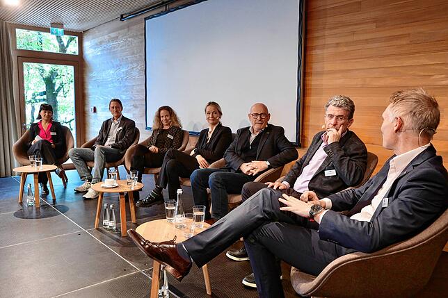 In einer Podiumsdiskussion auf dem Mainauer Klimadialog unterhalten sich Vertreter aus Politik und Wirtschaft über die Lösungen für eine ...