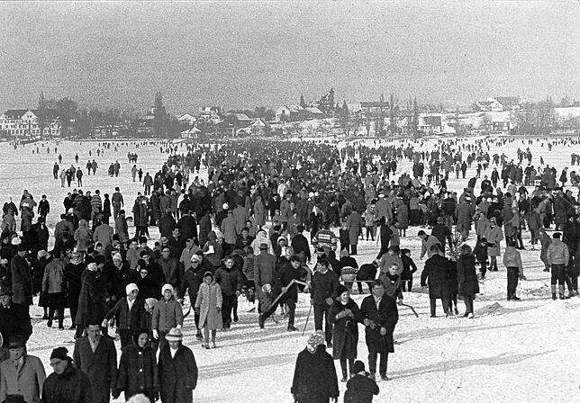 Teilweise tummeln sich tausende von Menschen auf den Eisflächen. Das Foto zeigt Spaziergänger auf dem See vor der Reichenau.
