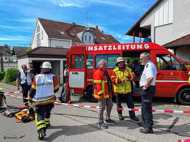 Mit vor Ort waren neben Kommandant Viktor Neumann (Mitte) auch Bürgermeister Ralf Baumert und Kreisbrandmeister Andreas Egger.