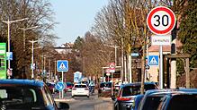 Nicht zu übersehen: In der Donaueschinger Straße stehen zahlreiche Tempo-30-Schilder.