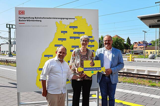 Sie halten mit Friedrichshafen das letzte Puzzlestück des Modernisierungsprojekts in den Händen: Oberbürgermeister Simon Blümcke, ...