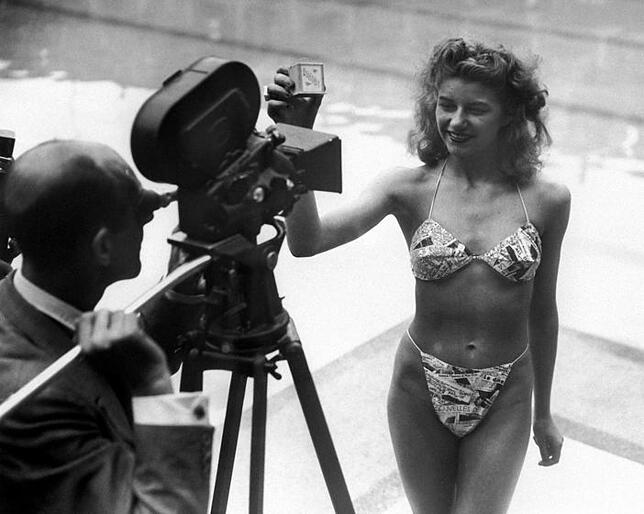 Micheline Bernardini, eine Nackttänzerin des Pariser Casinos, präsentiert am 5. Juli 1946 in einem Schwimmbad in Paris den ersten ...