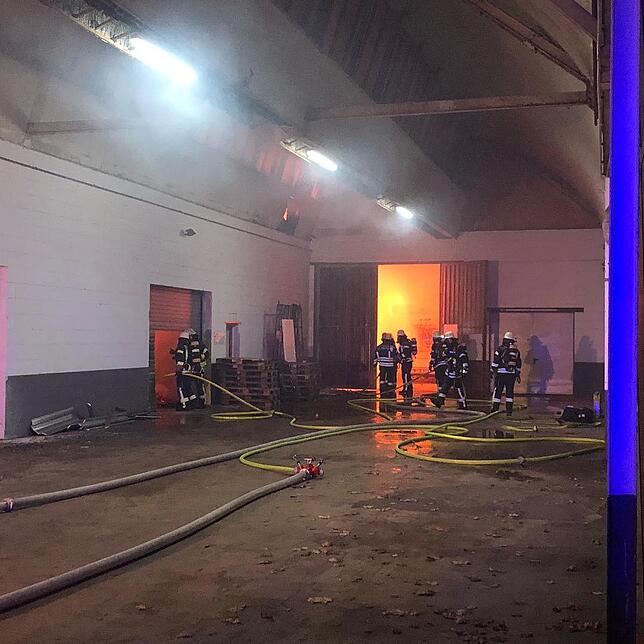 Bild 1: Großbrand im Wehra-Areal: Letzte Brandnester werden gelöscht