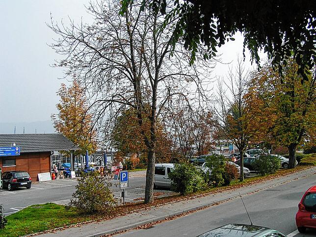 Hafenvorplatz, Parkplatz und Kiosk in Bodman im Jahr 2007