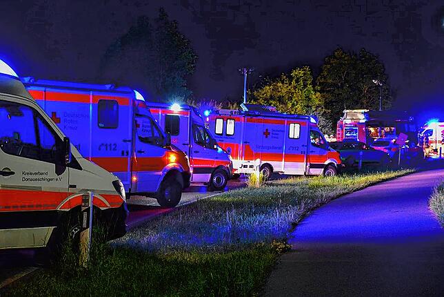 Dutzende Einsatzkräfte eilen nach dem katastrophalen Crash an die Unfallstelle.