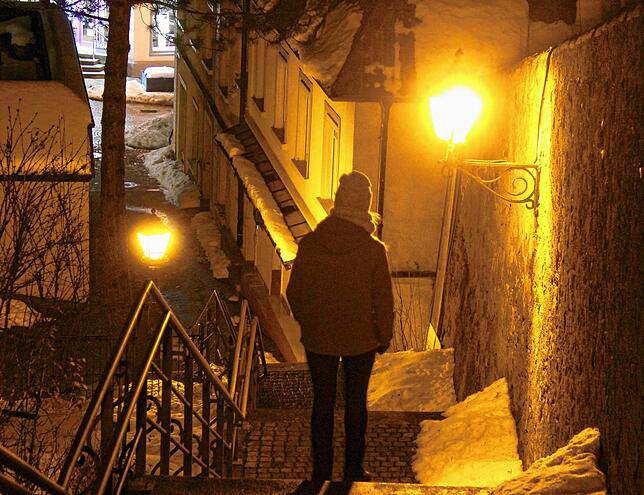 An der Mauer am Pfleghofgraben sind Leuchten angebracht, so dass niemand auf der Treppe ins Stolpern kommt. Statt hell und dunkel im ...