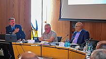 Frank Stehle, Leiter des Polizeireviers St. Georgen (links), erläutert in der Gemeinderatssitzung die Kriminal- und Unfallstatistik für ...