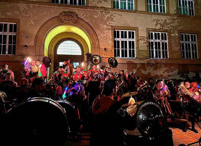 Mit viel Tschingderassabum proklamiert die Narrenzunft Murg auf der Murger Mitte die Fasnacht 2024.