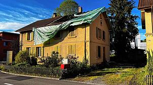 Es regnet hinein: Nach dem Brand im Dachgeschoss im März 2024 vergammelt das alte Doppeleinfamilienhaus am Flossländeweg. Foto: Valentin ...