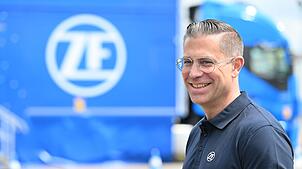 Mathias Miedreich, ZF-Antriebs-Vorstand, auf einer Teststrecke im rheinland-pfälzischen Zweibrücken. Elektroautos sind technisch gesehen ...