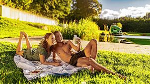 Entspannte Stunden können Besucher im September beim Jubiläumspicknick im Schönwälder Naturfreibad genießen. Foto: Tourist-Info