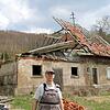 Otmar Meister steht vor dem Buchhof, den der Tornado im Mai 2015 zerstört hat.