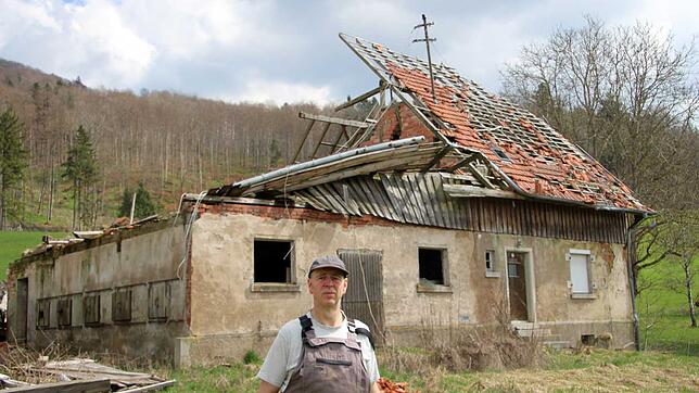 Otmar Meister steht vor dem Buchhof, den der Tornado im Mai 2015 zerstört hat.